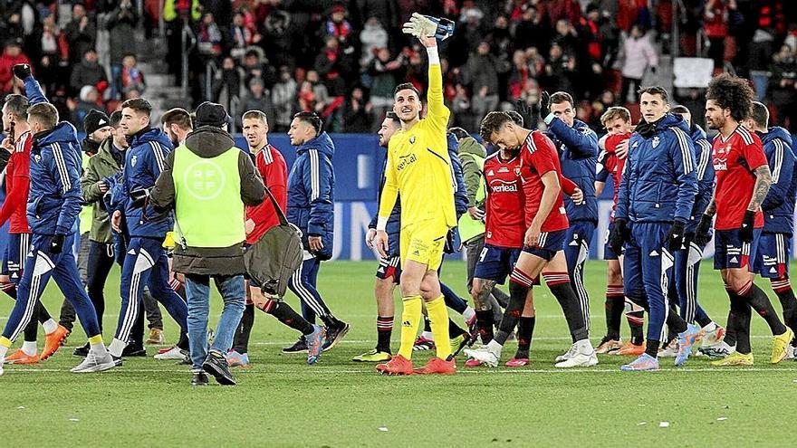 Los jugadores de Osasuna saludan a la grada de El Sadar tras el partido contra el Athletic. | FOTO: OSKAR MONTERO