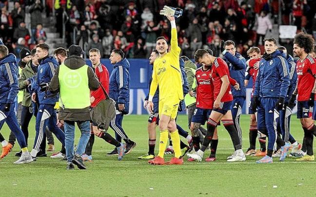 Los jugadores de Osasuna saludan a la grada de El Sadar tras el partido contra el Athletic. | FOTO: OSKAR MONTERO
