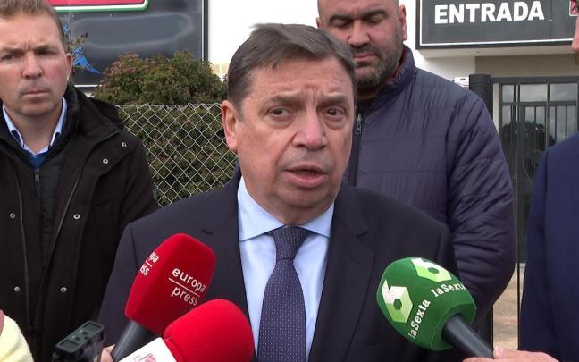 El ministro de Agricultura, Pesca y Alimentación, Luis Planas, atiende a varios medios en Villanueva de Córdoba. El ministro de Agricultura, Pesca y Alimentación, Luis Planas, atiende a varios medios en Villanueva de Córdoba.