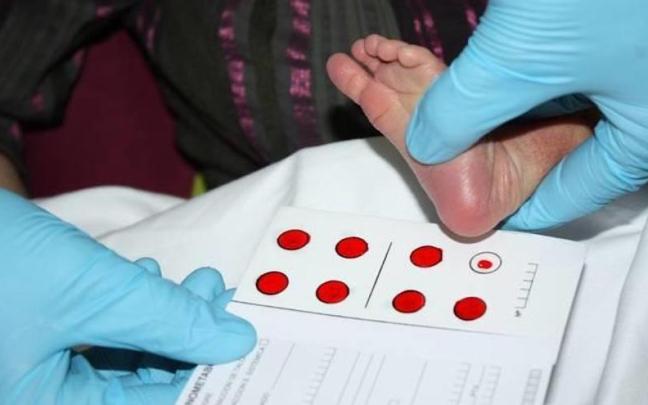 Un profesional de Osakidetza realiza la prueba del talón a un bebé recién nacido.