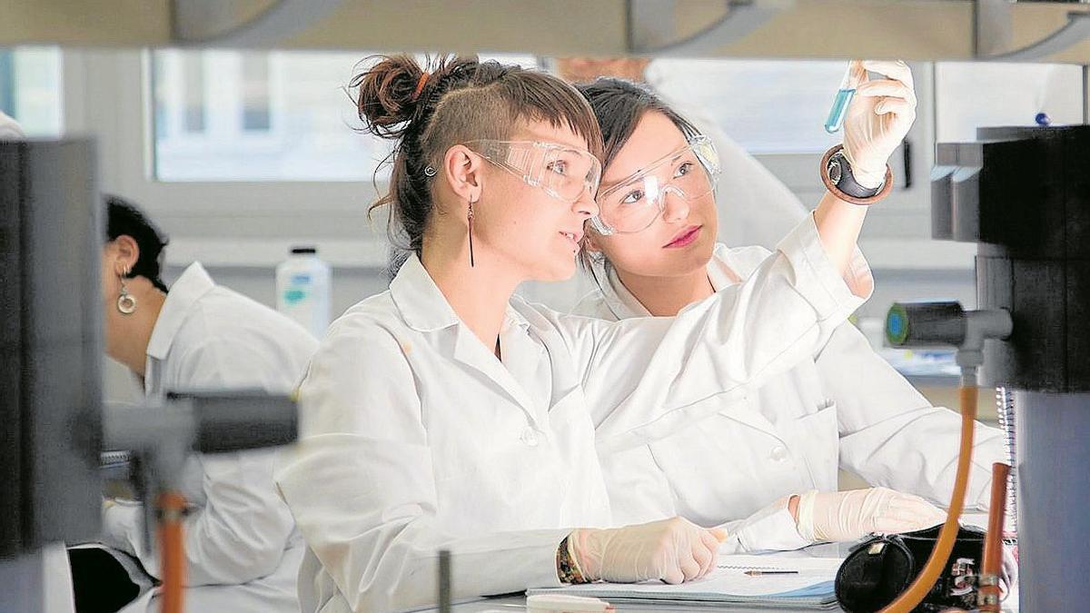 Dos estudiantes de la universidad pública vasca en un laboratorio.