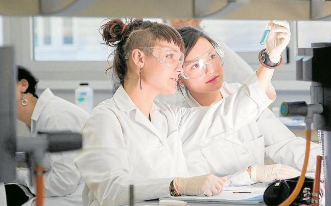 Dos estudiantes de la universidad pública vasca en un laboratorio. / UPV/EHU Dos estudiantes de la universidad pública vasca en un laboratorio.