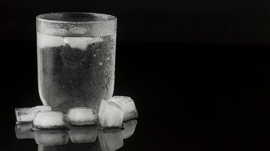 Un vaso se agua helada.