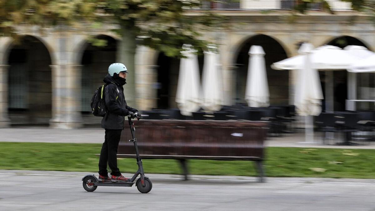Un hombre circula en un patinete eléctrico. Foto: Diario de Noticias de Álava