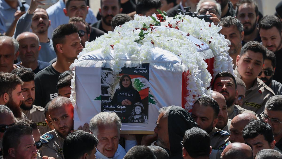 Un grupo de personas lleva el ataúd de la periodista libanesa Amal Khalil.
