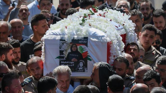 Un grupo de personas lleva el ataúd de la periodista libanesa Amal Khalil.