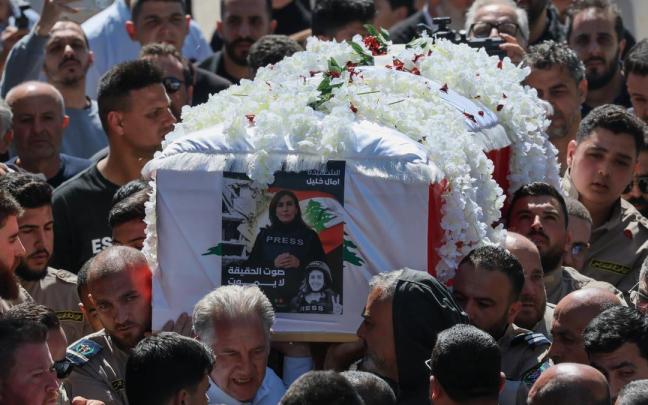 Un grupo de personas lleva el ataúd de la periodista libanesa Amal Khalil.