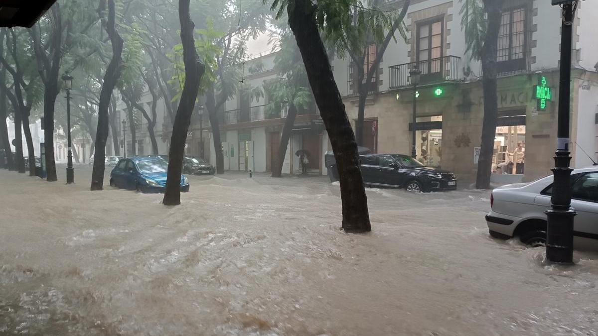 Calle Porvera, en Jerez, con agua acumulada por las lluvias de la DANA que atraviesa la provincia.