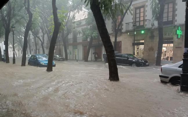 Calle Porvera, en Jerez, con agua acumulada por las lluvias de la DANA que atraviesa la provincia. / EP Calle Porvera, en Jerez, con agua acumulada por las lluvias de la DANA que atraviesa la provincia.