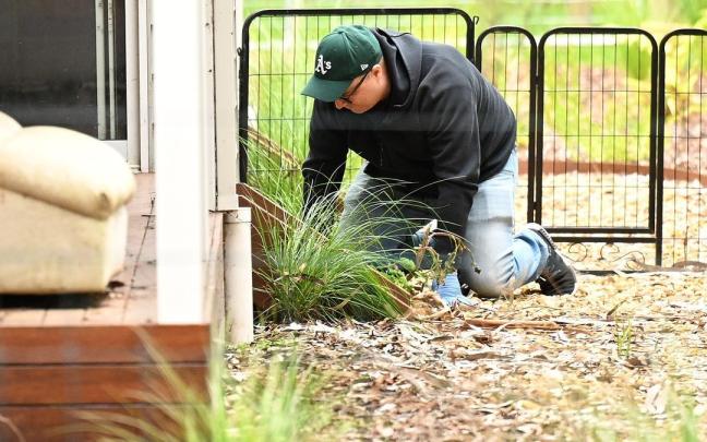 Un agente policial investiga cerca de la vivienda de Erin Patterson. Un agente policial investiga cerca de la vivienda de Erin Patterson.