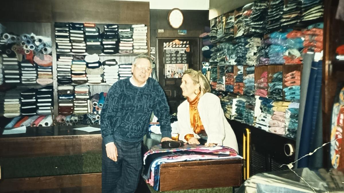 Vicente Cortés y Mari Carmen Ayestaran, hace años en la tienda.