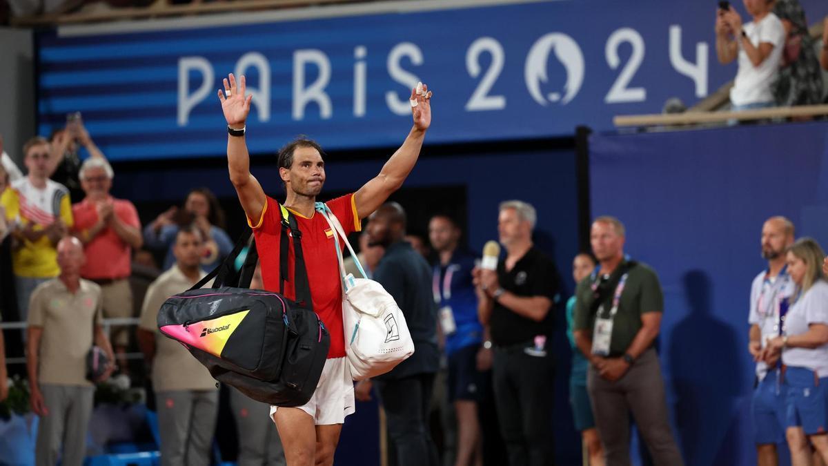 Rafael Nadal saluda al pública parisino tras perder el partido de dobles de los JJOO de Paris 2024