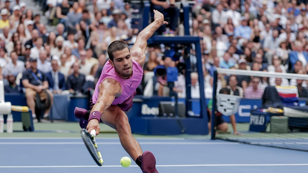 Carlos Alcaraz durante el partido de semifinales ante Djokovic.