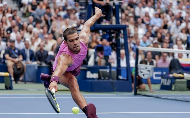 Carlos Alcaraz durante el partido de semifinales ante Djokovic.
