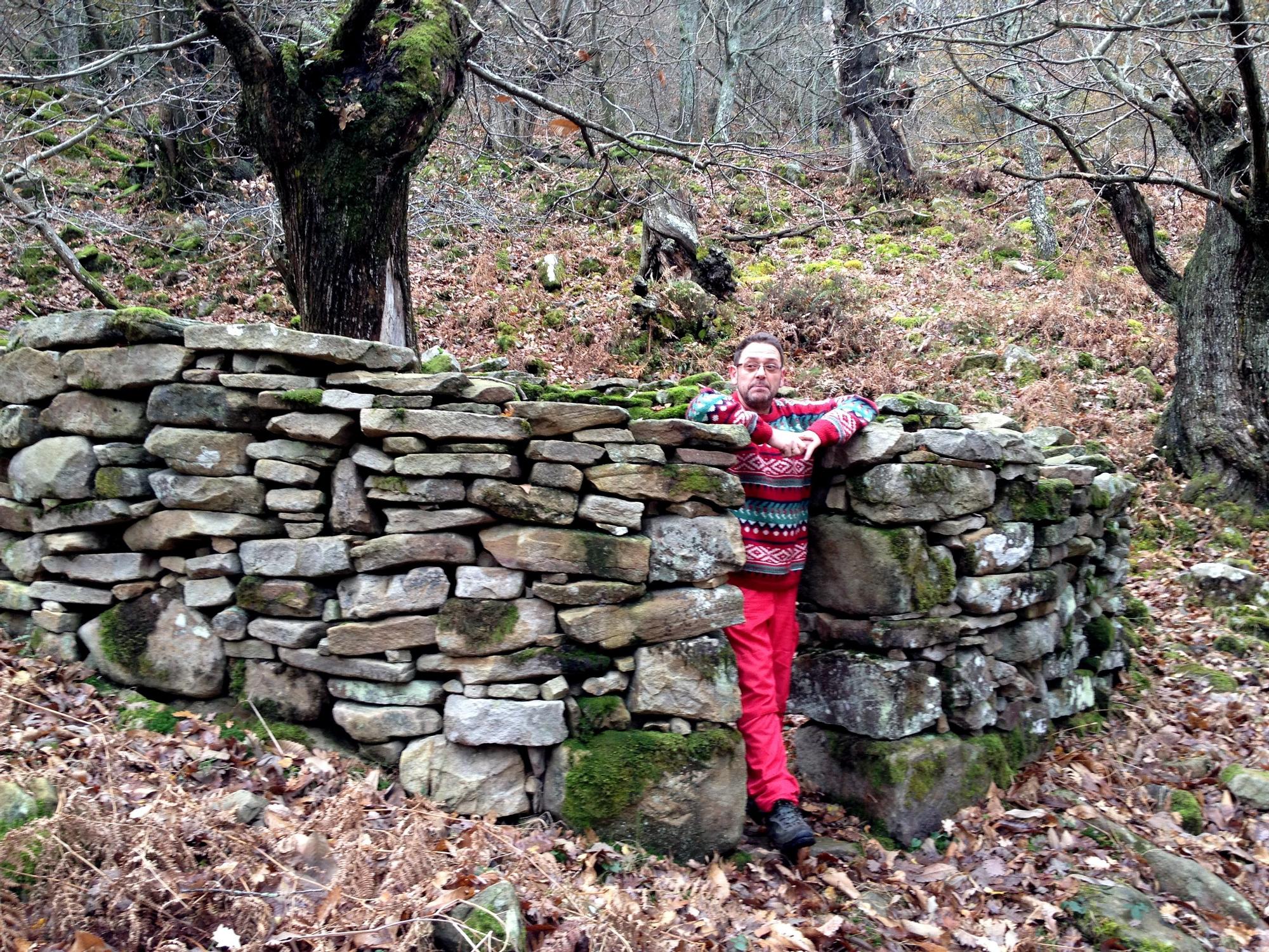 Iñaki García Uribe posando junto a un kirikinauzi o ericera para el almacenaje de castañas en Gorbea