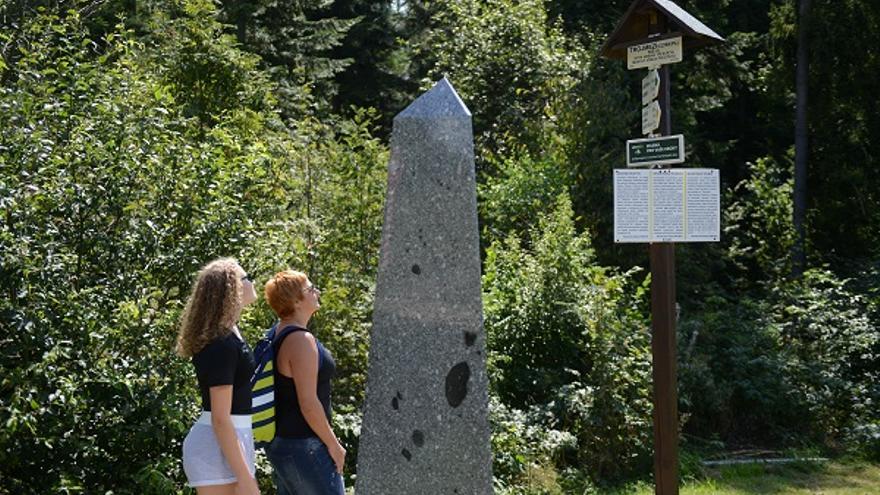 Uno de los monolitos que marcan uno de los países que comparten Trojmedzie.