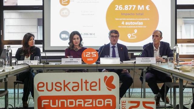 Los responsables de Euskaltel, durante su comparecencia hoy en Bilbao. / NTM Los responsables de Euskaltel, durante su comparecencia hoy en Bilbao.