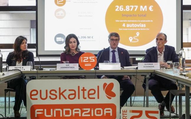 Los responsables de Euskaltel, durante su comparecencia hoy en Bilbao.