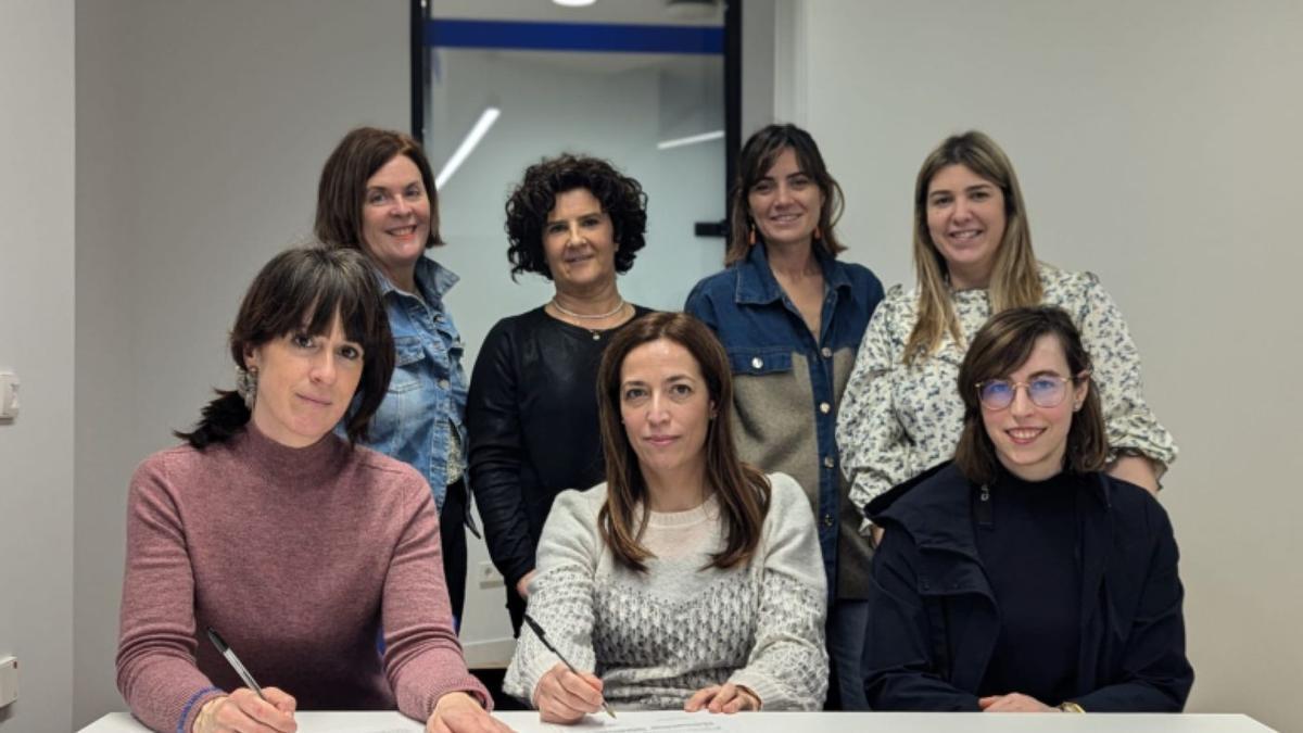 Representantes del Ayuntamiento, el Colegio Oficial de Farmacéuticos de Gipuzkoa y las farmacias de la localidad durante la firma del convenio