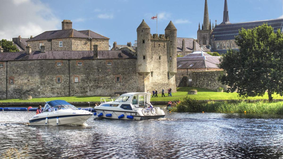 El castillo de Enniskillen, al borde del lago Erne y la catedral de San Martin detrás.
