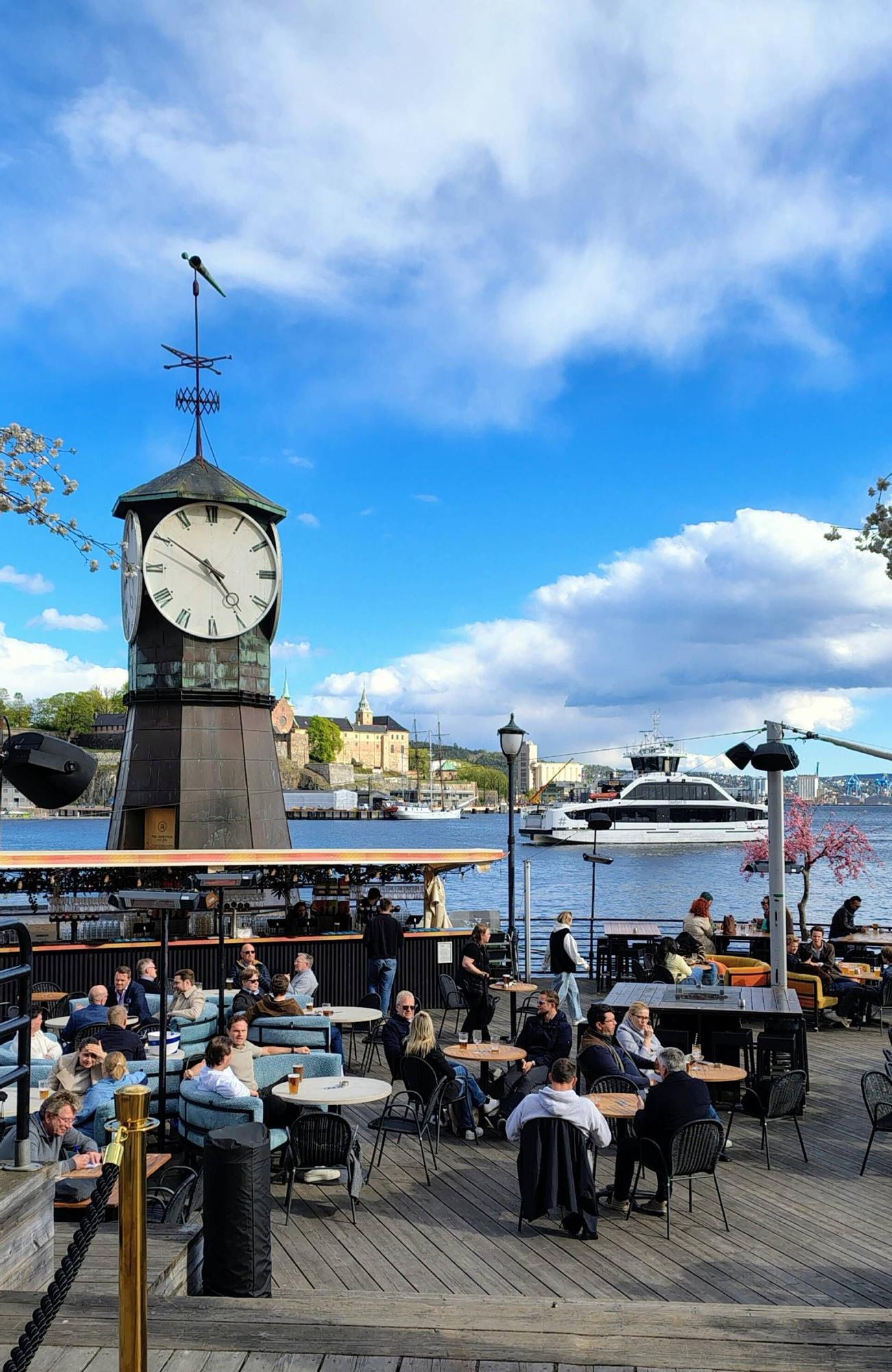 Una animada terraza frente al fiordo de Oslo.