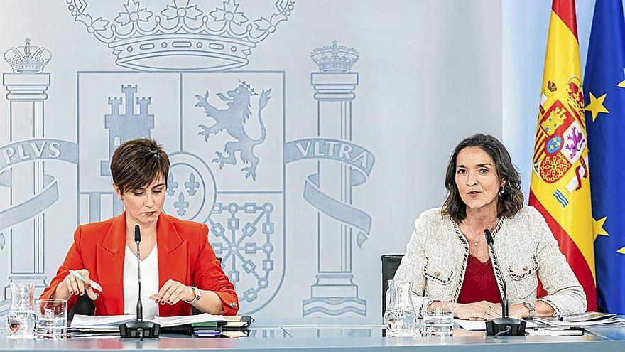 La ministra portavoz, Isabel Rodríguez, y la ministra de Industria, Reyes Maroto, ayer en rueda de prensa. | FOTO: E. P.