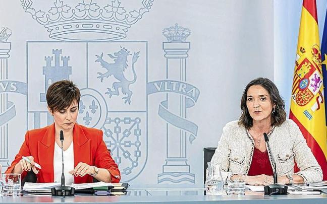 La ministra portavoz, Isabel Rodríguez, y la ministra de Industria, Reyes Maroto, ayer en rueda de prensa. | FOTO: E. P.