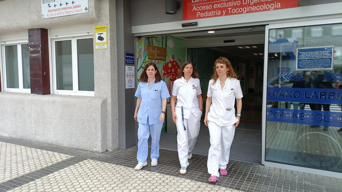 La coordinadora de Enfermería, Estibaliz Argüelles, Jefa de la Unidad de Gestión Clínica de Pediatría de la OSI Donostialdea, Cristina Calvo, y la oncóloga pediátrica Nagore García de Andoin.