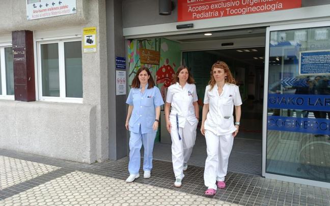 La coordinadora de Enfermería, Estibaliz Argüelles, Jefa de la Unidad de Gestión Clínica de Pediatría de la OSI Donostialdea, Cristina Calvo, y la oncóloga pediátrica Nagore García de Andoin. / EP La coordinadora de Enfermería, Estibaliz Argüelles, Jefa de la Unidad de Gestión Clínica de Pediatría de la OSI Donostialdea, Cristina Calvo, y la oncóloga pediátrica Nagore García de Andoin.