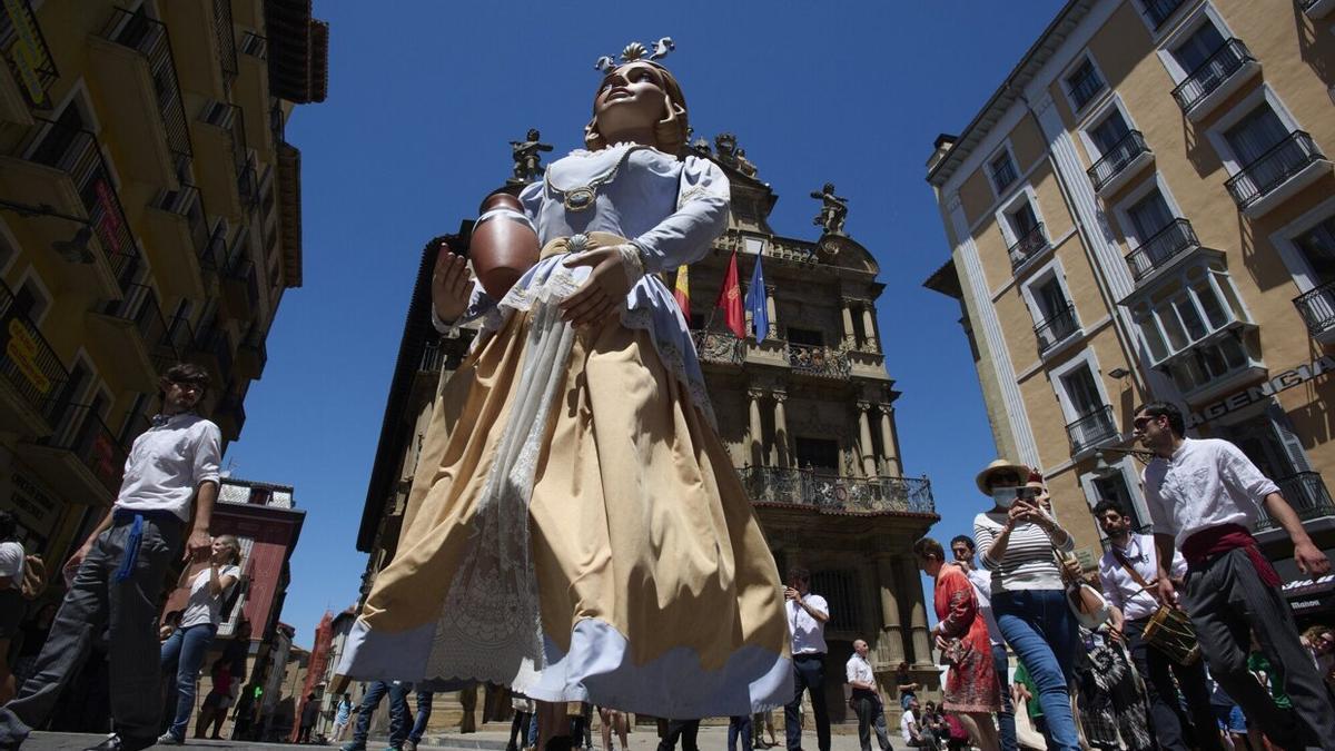 La comparsa del gigantes del barrio, a su paso por la plaza del Ayuntamiento, el año pasado en el Día del Casco Viejo.