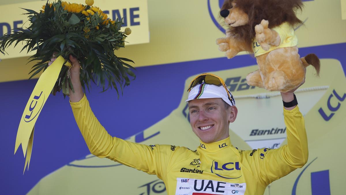 Pogacar posa de amarillo, su color en el Tour.