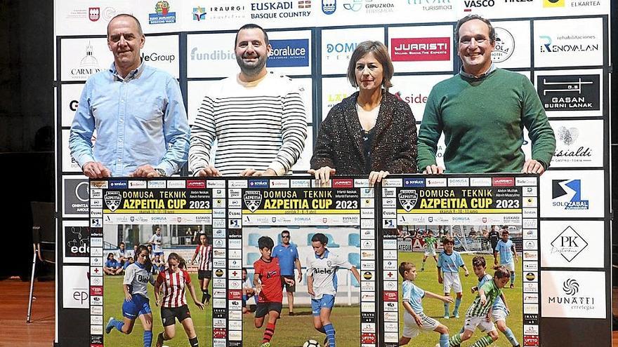 Organizadores y patrocinadores, durante la presentación de los torneos en Sanagustin Elkartea. | FOTO: AITOR