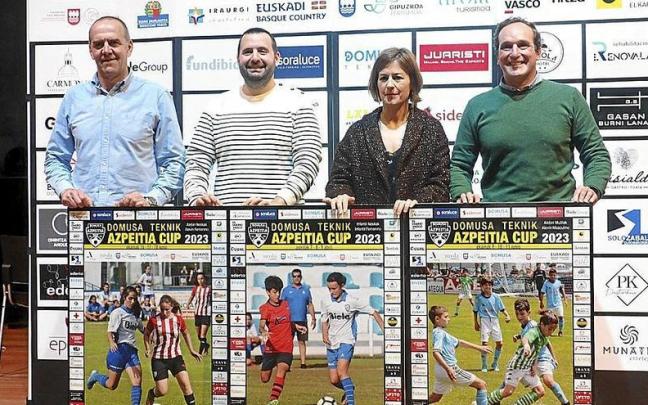 Organizadores y patrocinadores, durante la presentación de los torneos en Sanagustin Elkartea. | FOTO: AITOR