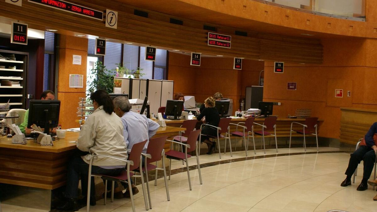 Varias personas son atendidas en el interior del edificio de Hacienda de Errotaburu