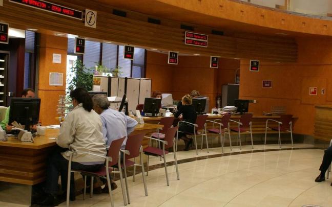 Varias personas son atendidas en el interior del edificio de Hacienda de Errotaburu Varias personas son atendidas en el interior del edificio de Hacienda de Errotaburu