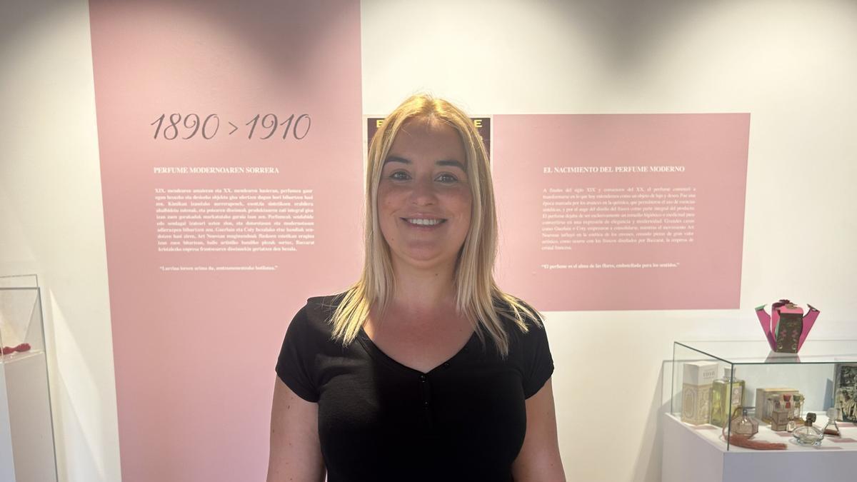 La durangarra Laura Rodríguez presenta una exposición donde repasa la historia del perfume