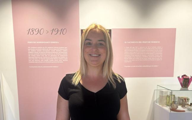 La durangarra Laura Rodríguez presenta una exposición donde repasa la historia del perfume