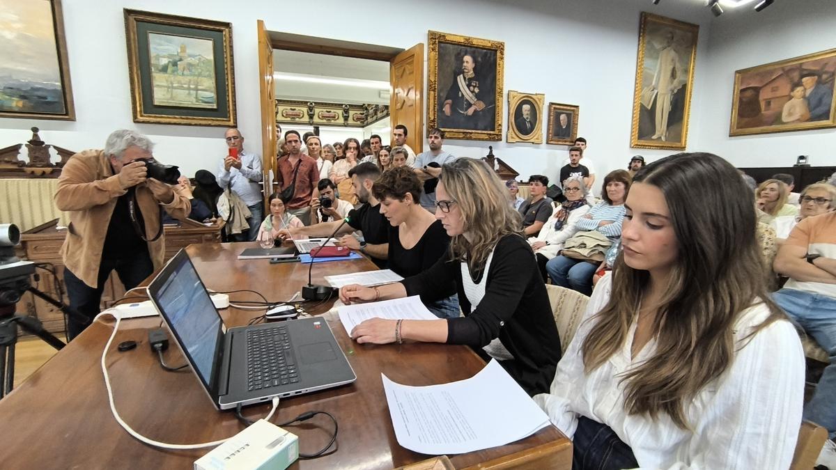 Representantes de Guztion Alardea en el Pleno de Hondarribia