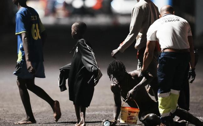 Un niño, en el muelle de La Restinga de El Hierro.