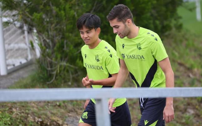 Arsen Zakharyan sube con Kubo al campo Z2 antes de la sesión del pasado 16 de julio. / REAL SOCIEDAD