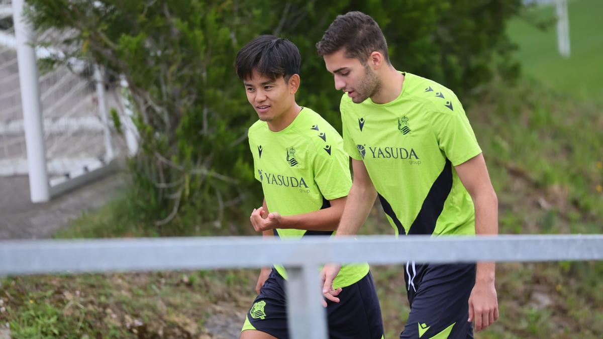 Arsen Zakharyan sube con Kubo al campo Z2 antes de la sesión del pasado 16 de julio. / REAL SOCIEDAD