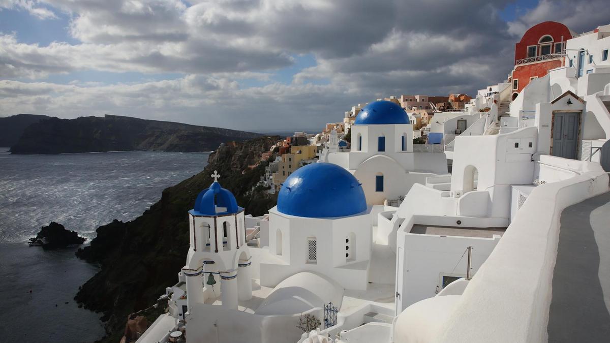 Oia, en la isla de Santorini, vacía tras ser evacuada.