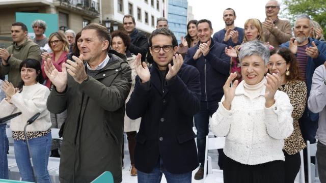 Pello Otxandiano, junto a Otegi en un acto de campaña.