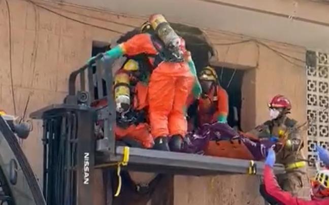 Momento en el que hombre ha sido rescatado.