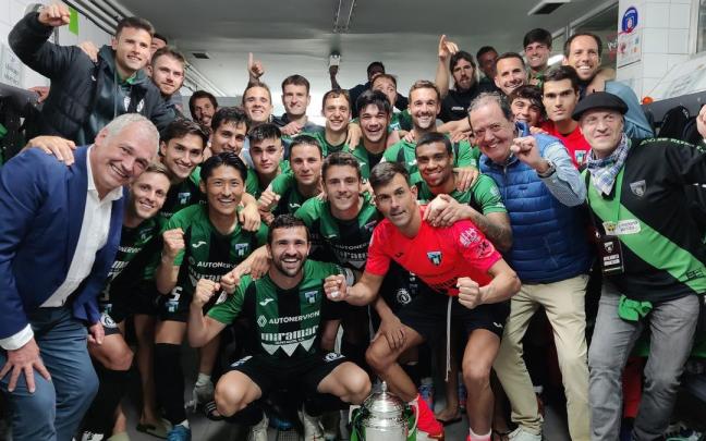 Los jugadores del Sestao posan con el trofeo de campeones de liga