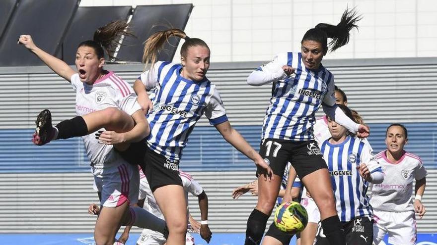 Fátima Pinto salta para despejar un balón