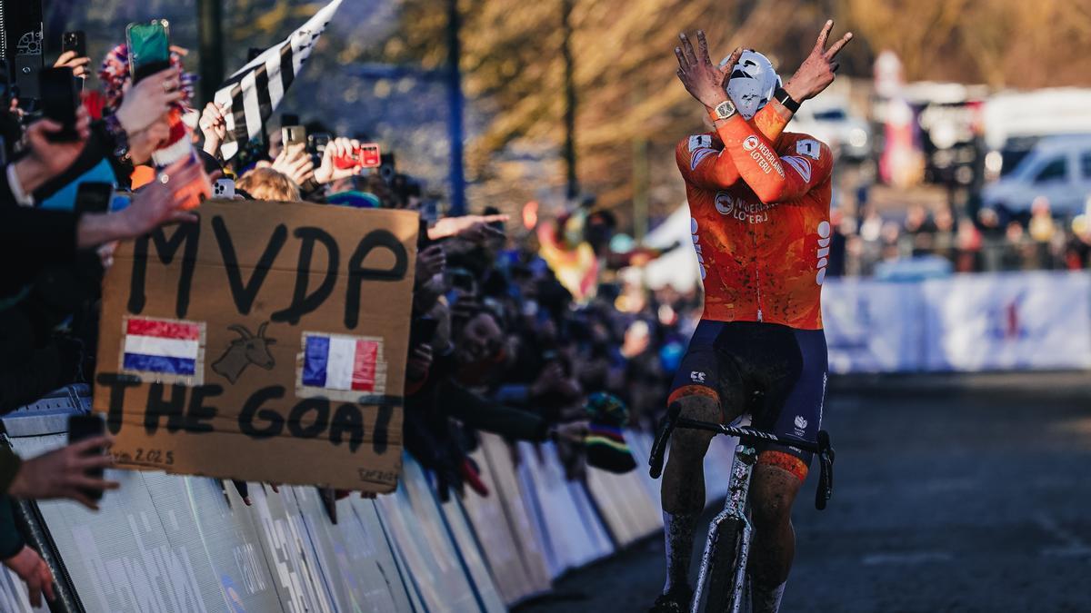 Van der Poel celebra la victoria mostrando siete dedos.