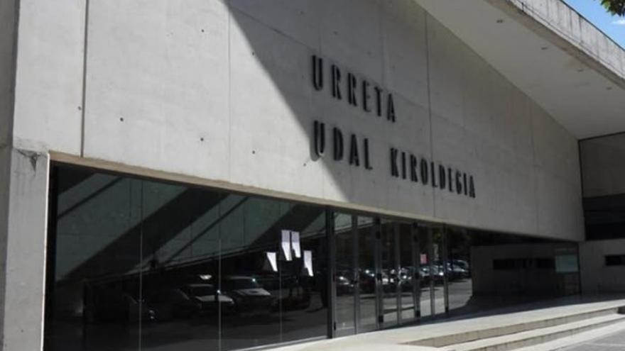 Entrada principal al polideportivo de Urreta