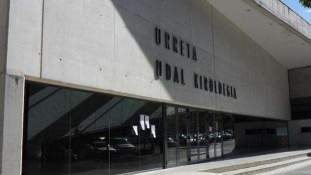 Entrada principal al polideportivo de Urreta