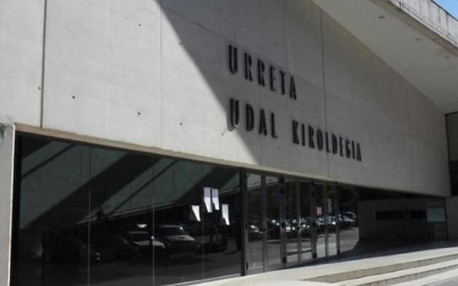 Entrada principal al polideportivo de Urreta